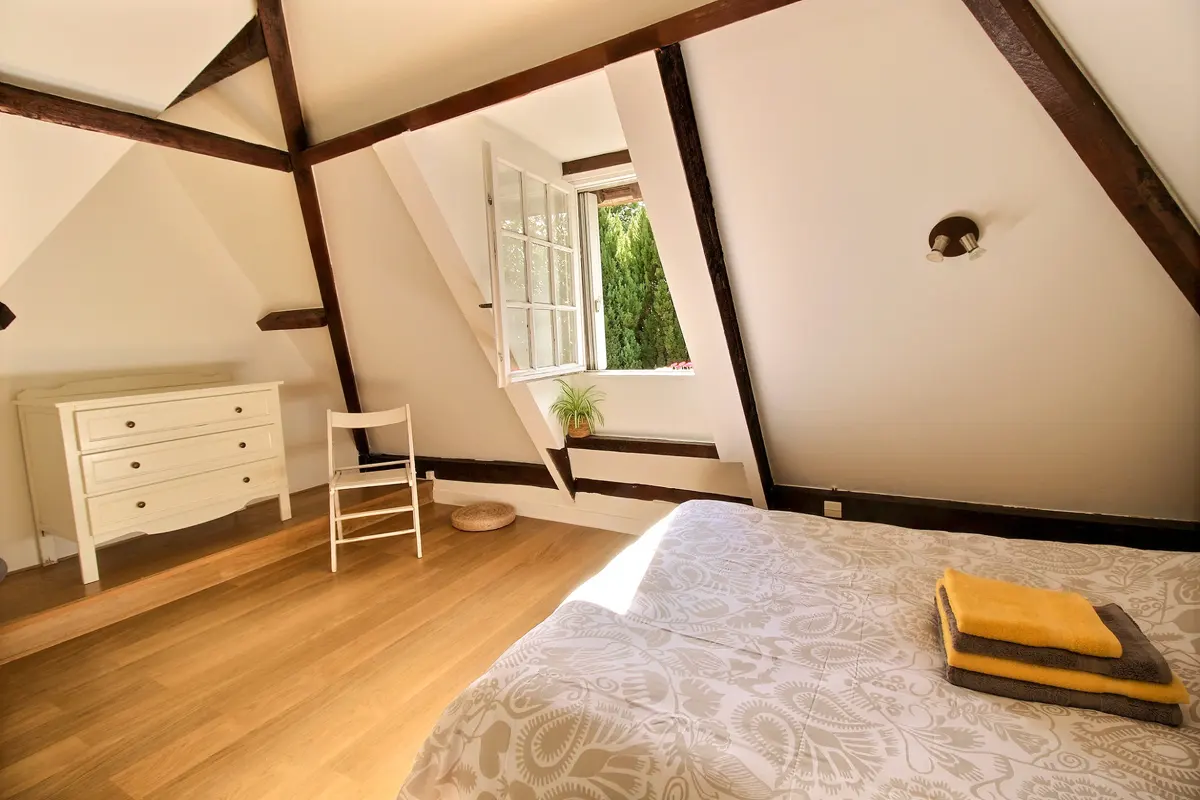 Une chambre sous les toits