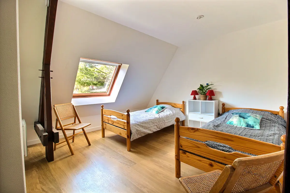 Une chambre à deux lits