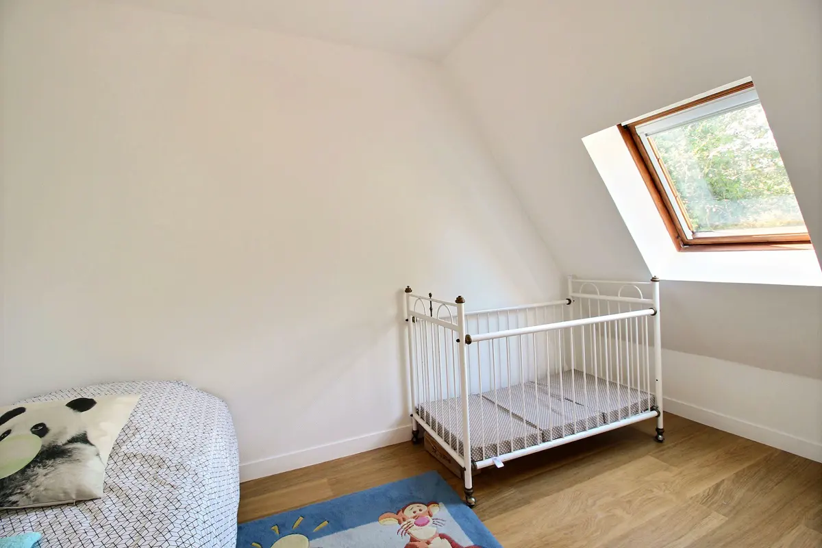 Une chambre avec lit bébé