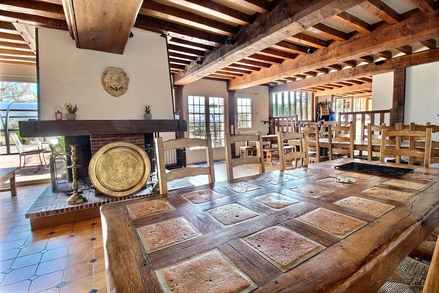 Les grandes tables et la cheminée
