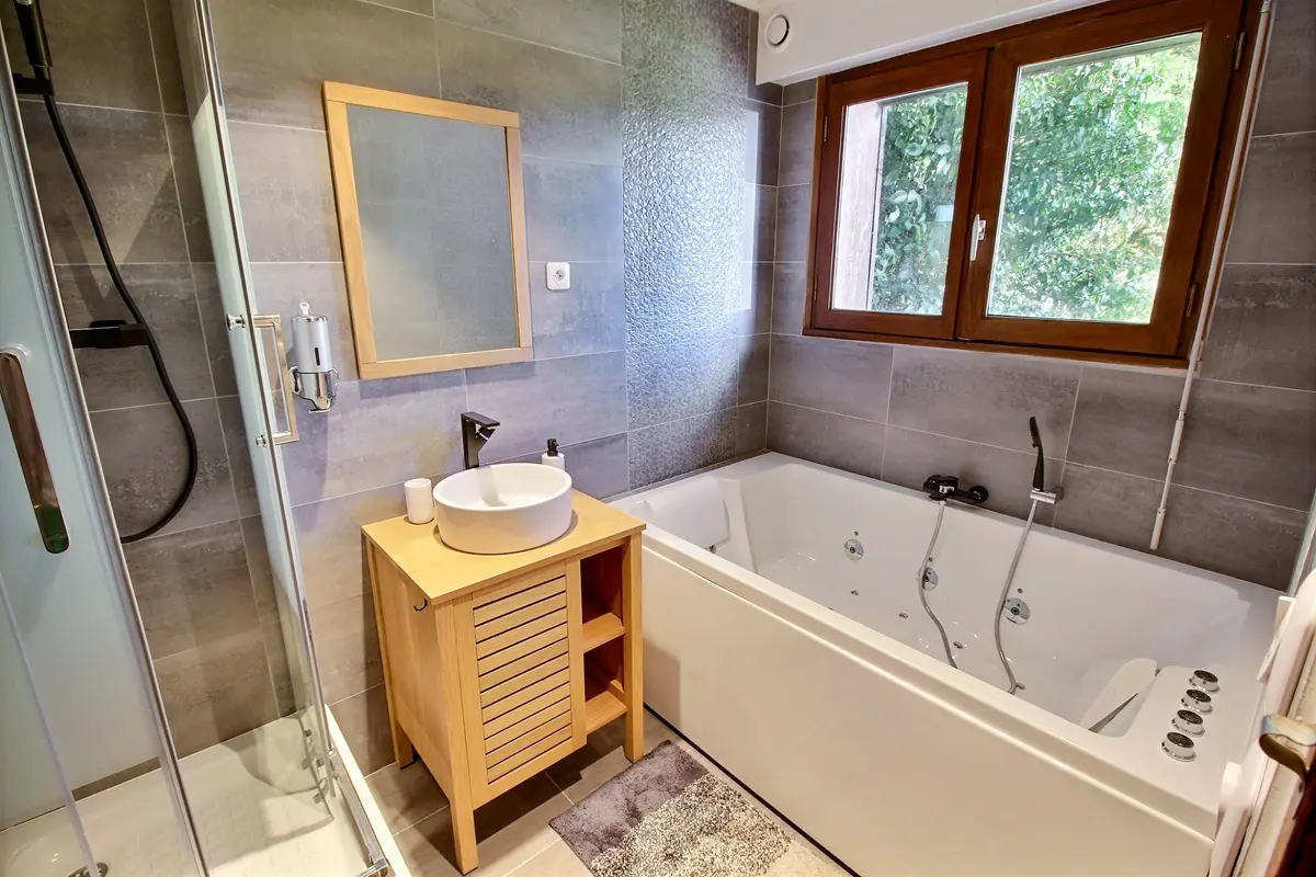 La salle de bains et le jacuzzi