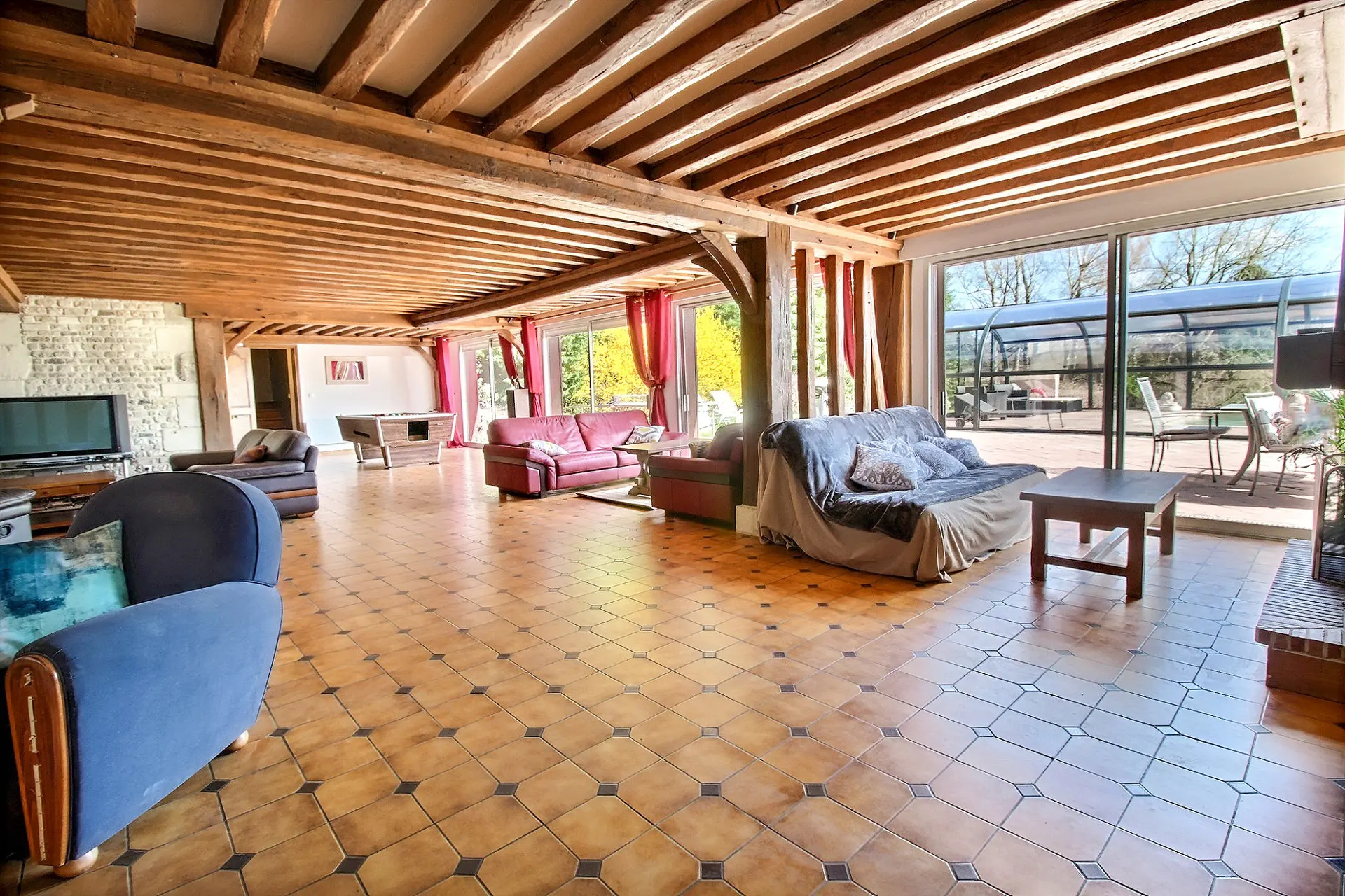 L'immense salon du Domaine, sous ses poutres