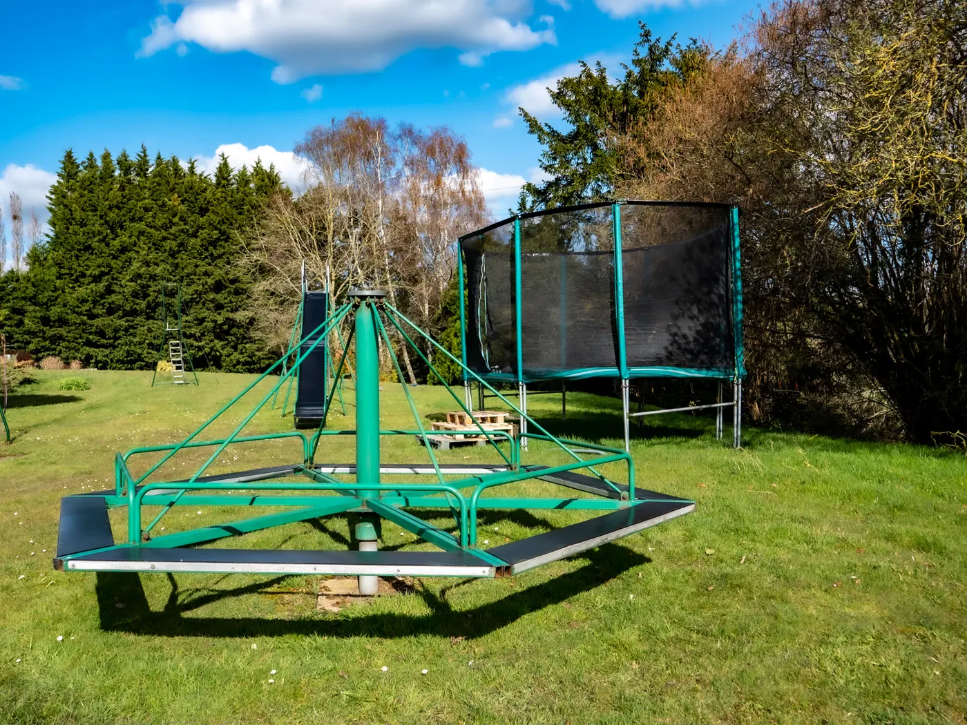 Le trampoline et le tourniquet dans le jardin