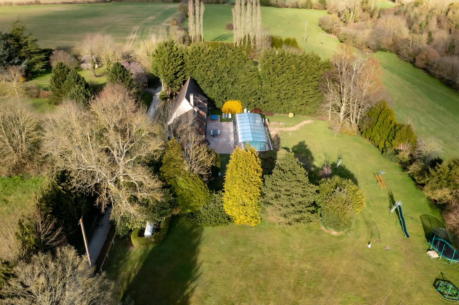 La maison et la piscine vues du ciel